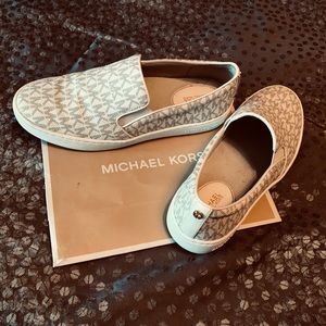 ❌Sold ❌ Michael Kors vanilla signature slip-ons